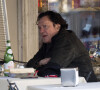 Michael Madsen déjeune en terrasse avec le producteur Andrea Iervolino à Rome le 30 novembre 2020. 