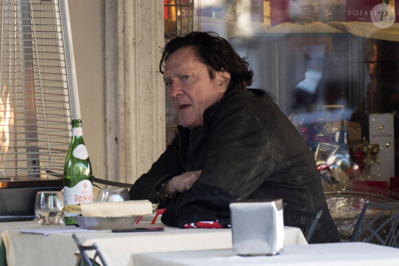 Michael Madsen déjeune en terrasse avec le producteur Andrea Iervolino à Rome le 30 novembre 2020. 
