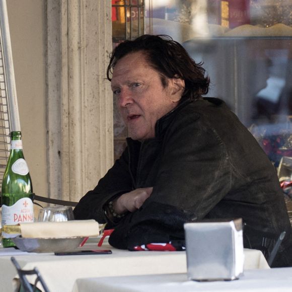 Michael Madsen déjeune en terrasse avec le producteur Andrea Iervolino à Rome le 30 novembre 2020. 