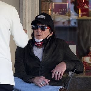 Michael Madsen déjeune en terrasse avec le producteur Andrea Iervolino à Rome le 30 novembre 2020. 