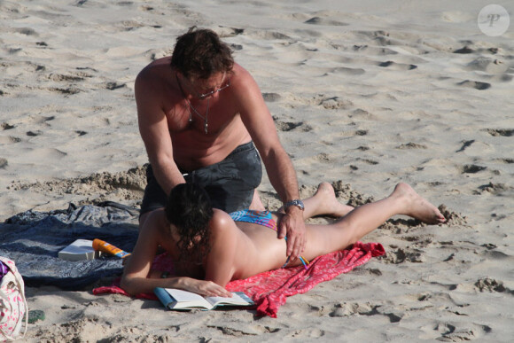 Thomas Kretschmann et sa compagne Shermine Shahrivar à Saint-Barthélémy le 18 décembre 2009 : la séance de massage avec la crème solaire