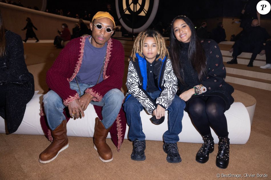 Pharrell Williams, son épouse Helen Lasichanh et leur fils Rocket assistent au défilé de mode Chanel, collection Haute-Couture printemps-été 2022 au Grand Palais à Paris. © Olivier Borde / Bestimage