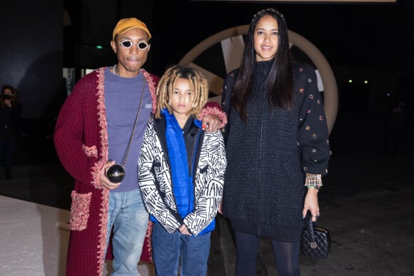 Pharrell Williams, son épouse Helen Lasichanh et leur fils Rocket assistent au défilé de mode Chanel, collection Haute-Couture printemps-été 2022 au Grand Palais à Paris. Le 25 janvier 2022 © Olivier Borde / Bestimage