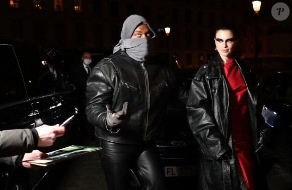 Kanye West (Ye) et sa compagne Julia Fox se rendent dans les ateliers de couture Rick Owens dans le cadre de la Fashion Week de Paris, le 23 janvier 2022. © Da Silva-Perusseau/Bestimage