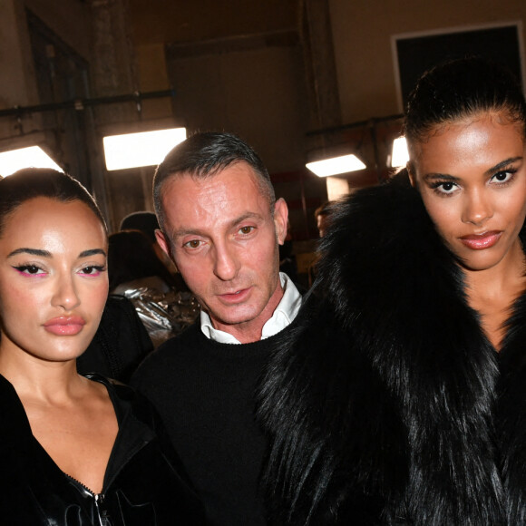 Amina Muaddi, Alexandre Vauthier et Tina Kunakey dans les coulisses du défilé Alexandre Vauthier Haute-Couture Printemps/Eté 2022. Paris, France, le 25 janvier 2022. © Aurelien Morissard/Panoramic/Bestimage