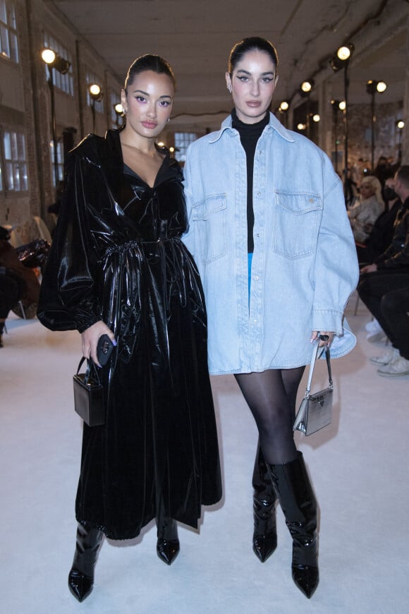 Amina Muaddi et Fiona Zanetti assistent au défilé Alexandre Vauthier, collection Haute Couture printemps-été 2022. Paris, le 25 janvier 2022.