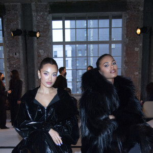 Amina Muaddi et Tina Kunakey assistent au défilé Alexandre Vauthier, collection Haute Couture printemps-été 2022. Paris, le 25 janvier 2022.