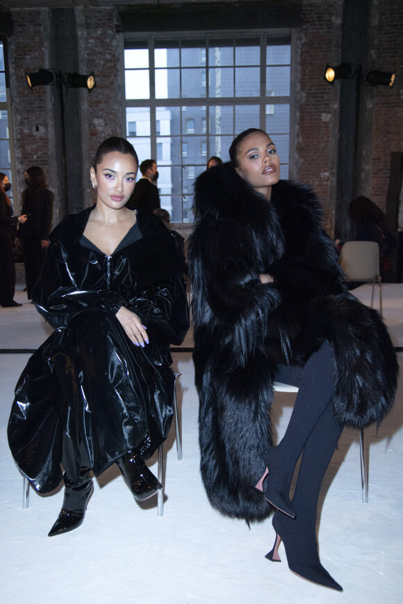 Amina Muaddi et Tina Kunakey assistent au défilé Alexandre Vauthier, collection Haute Couture printemps-été 2022. Paris, le 25 janvier 2022.