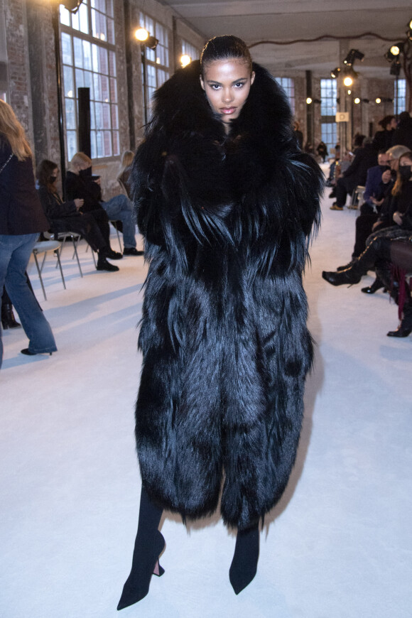 Tina Kunakey assiste au défilé Alexandre Vauthier, collection Haute Couture printemps-été 2022. Paris, le 25 janvier 2022.