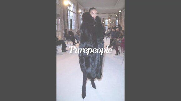 Tina Kunakey se la joue yéti chic : emmitouflée, elle brave le froid pour la Fashion Week de Paris