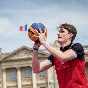 Yannick Agnel - Journée Paris 2024 sur la place de La Concorde à Paris le 23 juin 2019. La Concorde s'est transformée le temps d'une journée pour devenir un magnifique parc sportif urbain au coeur de Paris et inviter petits et grands, en famille, entre amis, à partager des moments inoubliables au contact des plus grands athlètes. © Cyril Moreau/Bestimage