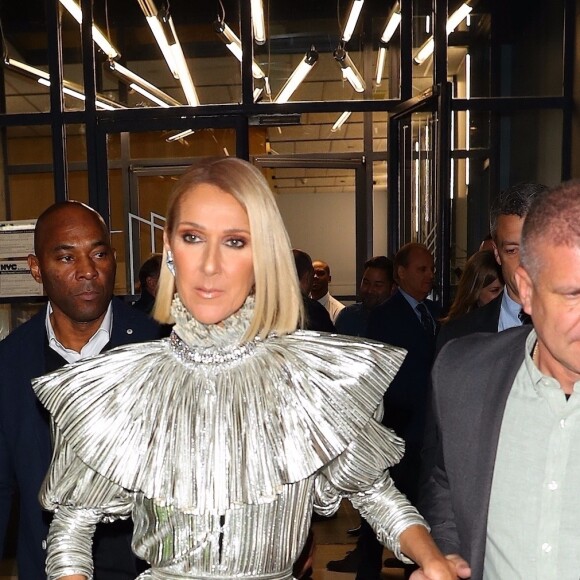 Celine Dion arbore une combinaison argentée de la marque Rodarte et des talons Gucci à la sortie de l'émission Watch What Happens Live à New York, le 14 novembre 2019 