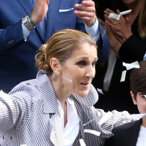 Céline Dion et ses jumeaux, Eddy et Nelson, ont reçu une pluie de confettis avant de monter dans leur voiture à la sortie de l'hôtel Royal Monceau, à Paris, France, le 10 août 2017. © Agence/Bestimage