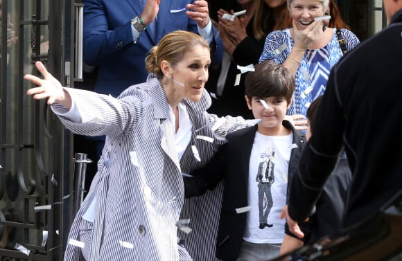 Céline Dion et ses jumeaux, Eddy et Nelson, ont reçu une pluie de confettis avant de monter dans leur voiture à la sortie de l'hôtel Royal Monceau, à Paris, France, le 10 août 2017. © Agence/Bestimage