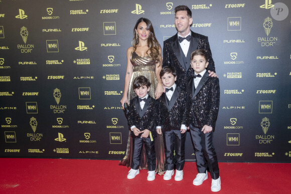 Lionel Leo Messi (Ballon d'Or pour la 7ème fois) avec sa femme Antonella Roccuzzo et ses enfants Thiago, Mateo et Ciro - Photocall de la cérémonie du Ballon d'Or 2021 au Théâtre du Châtelet le 29 novembre 2021. © Cyril Moreau/Bestimage