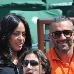 Amel Bent et son ami Patrick Antonelli aux Internationaux de France de tennis de Roland Garros à Paris, le 5 juin 2014.