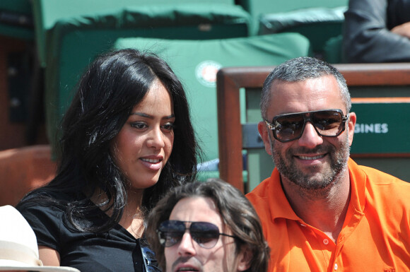 Amel Bent et son ami Patrick Antonelli aux Internationaux de France de tennis de Roland Garros à Paris, le 5 juin 2014.