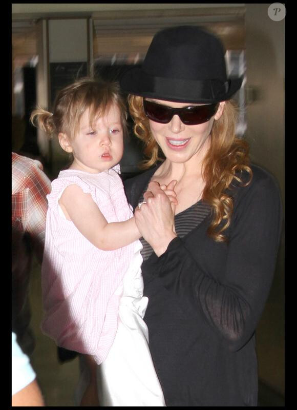 Nicole Kidman, Keith Urban et leur fille Sunday Roseà l'aéroport de Sydney le 5 janvier 2010