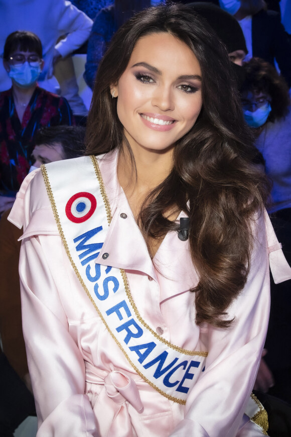 Exclusif - Diane Leyre (Miss France 2022) - Pendant l'émission TPMP (Touche Pas à Mon Poste) présentée en direct par C.Hanouna le 13/12/21 en direct sur C8, Paris le 13 décembre 2021. © Jack Tribeca / Bestimage