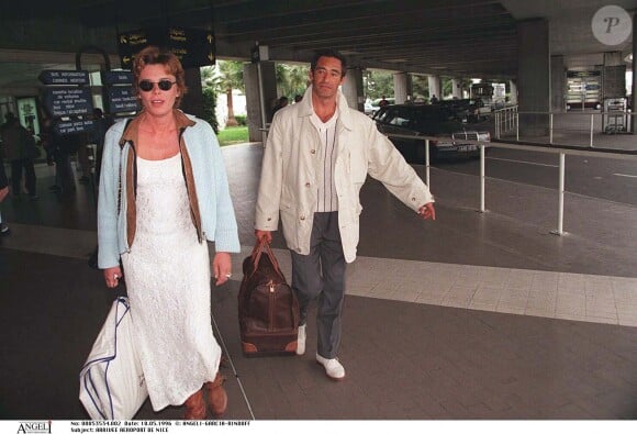 Archives arrive à l'aéroport de Nice avec sa femme Jennifer. 1996.