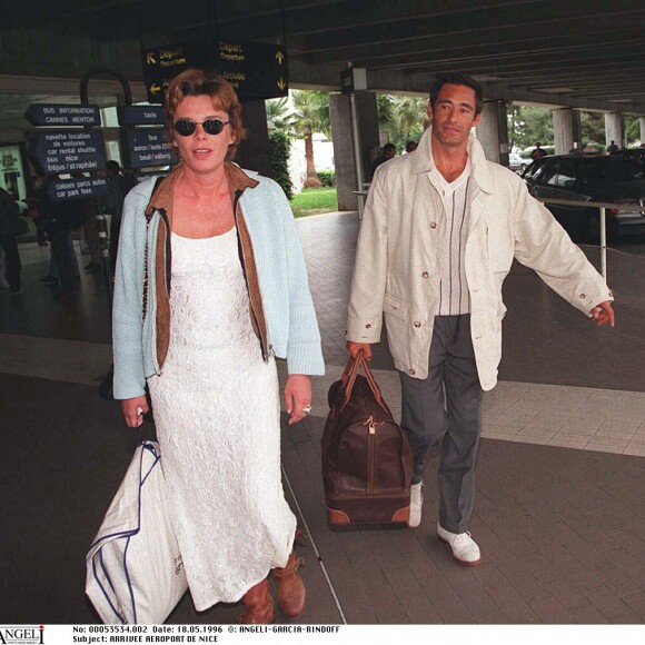 Archives arrive à l'aéroport de Nice avec sa femme Jennifer. 1996.