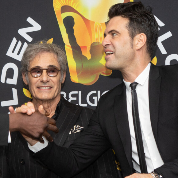 Gérard Lanvin, accompagné par son fils Manu Lanvin, remet le neuvième Gant D'or à Jack Mulowayi. Bruxelles, le 9 octobre 2021. © Alain Rolland / Imagebuzz / Bestimage