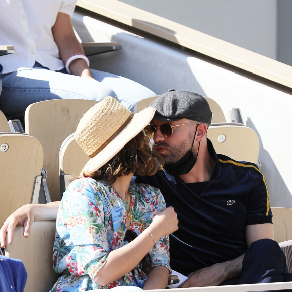 Alysson Paradis et son compagnon Guillaume Gouix dans les tribunes du tournoi de Roland Garros à Paris, le 30 mai 2021. © Dominique Jacovides/Bestimage 
