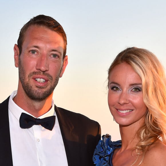 Alain Bernard, le nageur français, médaillé olympique, et sa compagne Faustine durant le 5ème gala annuel de l'unité d'Antibes Juan les Pins, Vallauris, Golfe Juan, de la Croix Rouge française dans le cadre du prestigieux hôtel Eden Roc au Cap d'Antibes le 10 juin 2017.