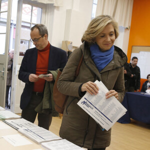 Candidate en Ile-de-France aux éléctions régionales, Valérie Pécesse se rend à son bureau de vote, en compagnie de son mari Jérôme Pécresse, à Versailles, le 6 décembre 2015.