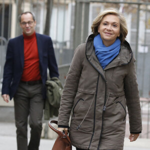 Candidate en Ile-de-France aux éléctions régionales, Valérie Pécesse se rend à son bureau de vote, en compagnie de son mari Jérôme Pécresse, à Versailles, le 6 décembre 2015.