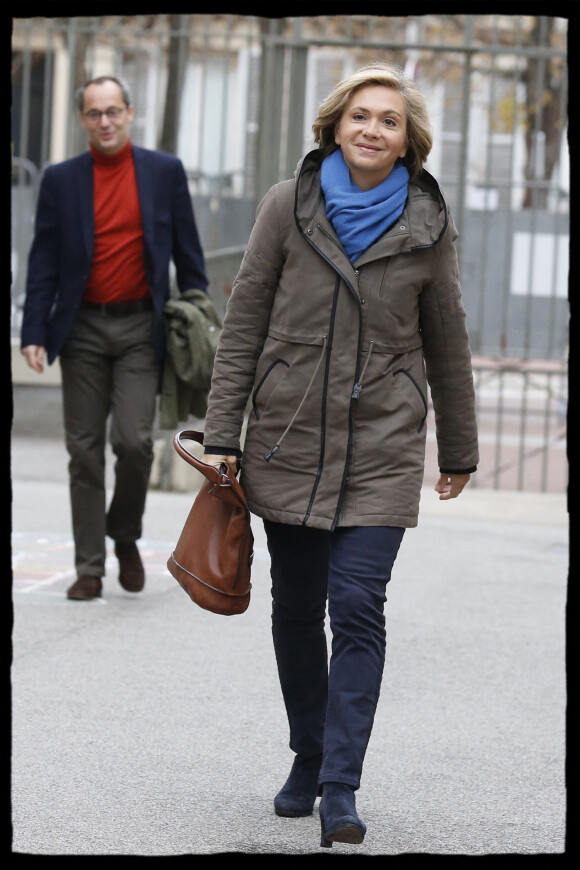Candidate en Ile-de-France aux éléctions régionales, Valérie Pécesse se rend à son bureau de vote, en compagnie de son mari Jérôme Pécresse, à Versailles, le 6 décembre 2015.