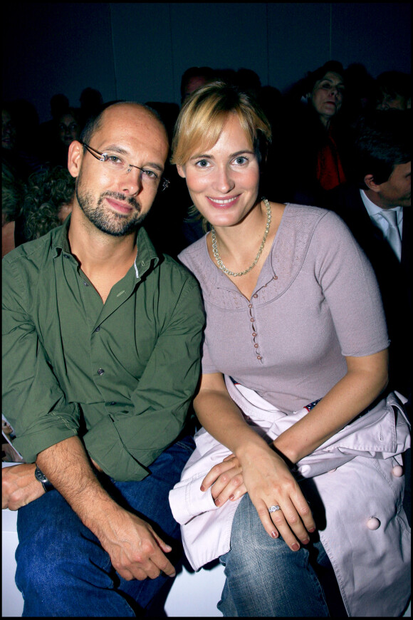 Maurice Barthélémy et Judith Godrèche au défilé Loewe, à Paris. 2007.