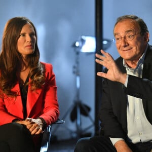 Jean-Pierre Pernaut et sa femme Nathalie Marquay - Jean-Pierre Pernaut et sa femme Nathalie Marquay lors de l'enregistrement de l'émission "Animaux Stars" le 23 novembre 2021, qui sera diffusée sur la chaine Animaux. L'ancien présentateur du journal de 13h vient de révéler d'être atteint d'un cancer du poumon © Veeren/Bestimage