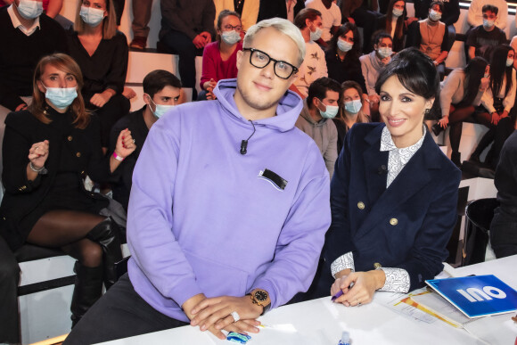 Exclusif - Guillaume Genton, Géraldine Maillet sur le plateau de l'émission TPMP (Touche pas à mon poste ) diffusée en direct sur C8 le 29 novembre 2021. © Jack Tribeca / Bestimage 