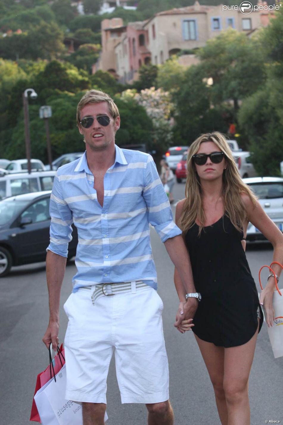 Le Maigrissime Peter Crouch Et La Tres Bien Mais Alors Tres Tres Bien Proportionnee Abigail Clancy Filent Le Parfait Amour Purepeople