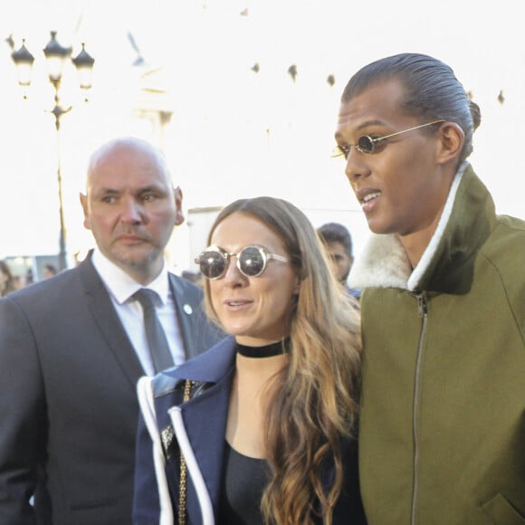 Le chanteur Stromae et sa femme Coralie Barbier quittent leur hôtel pour se rendre au défilé de mode "Louis Vuitton" collection prêt-à-porter Printemps-Eté 2017 lors de la Fashion Week de Paris, place Vendôme à Paris, France, le 5 octobre 2016. © Agence/Bestimage