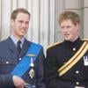 Les Princes William et Harry au côté de la reine Elizabeth II d'Angleterre