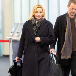 Exclusif - Kim Cattral et son compagnon Russell Thomas arrivent à l'aéroport de New York (JFK), le 26 février 2020.