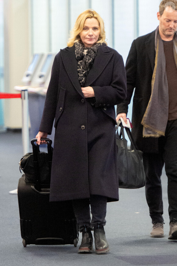 Exclusif - Kim Cattral et son compagnon Russell Thomas arrivent à l'aéroport de New York (JFK), le 26 février 2020.