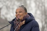 Christiane Taubira cheveux détachés, lissés... ses rares changements capillaires