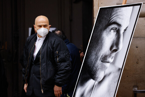 Krzysztof Leon Dziemaszkiewicz (compagnon du défunt) - Arrivées aux obsèques de Thierry Mugler au temple protestant de l'Oratoire du Louvre à Paris le 4 février 2022. 