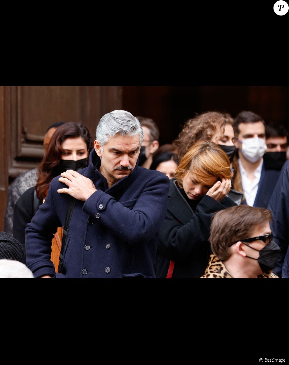 François Vincentelli et sa compagne Alice Dufour - Sorties des obsèques de Thierry Mugler au temple protestant de l'Oratoire du Louvre à Paris le 4 février 2022.