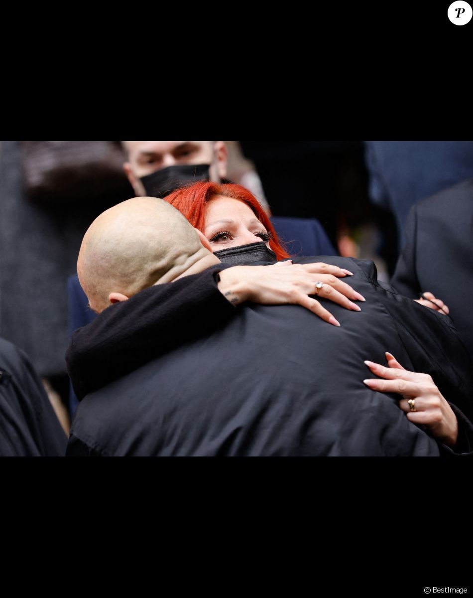 Cindy Sander et Krzysztof Leon Dziemaszkiewicz (compagnon du défunt) - Sorties des obsèques de Thierry Mugler au temple protestant de l'Oratoire du Louvre à Paris le 4 février 2022.