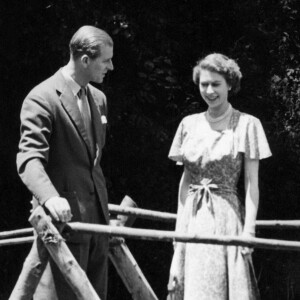 La reine Elisabeth II d'Angleterre et le prince Philip, duc d'Edimbourg lors de leur voyage avorté au Kenya.