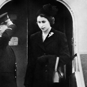 Elizabeth II à l'aéroport de Londres, lors de son retour du Kenya, après le décès de son père le roi George VI.