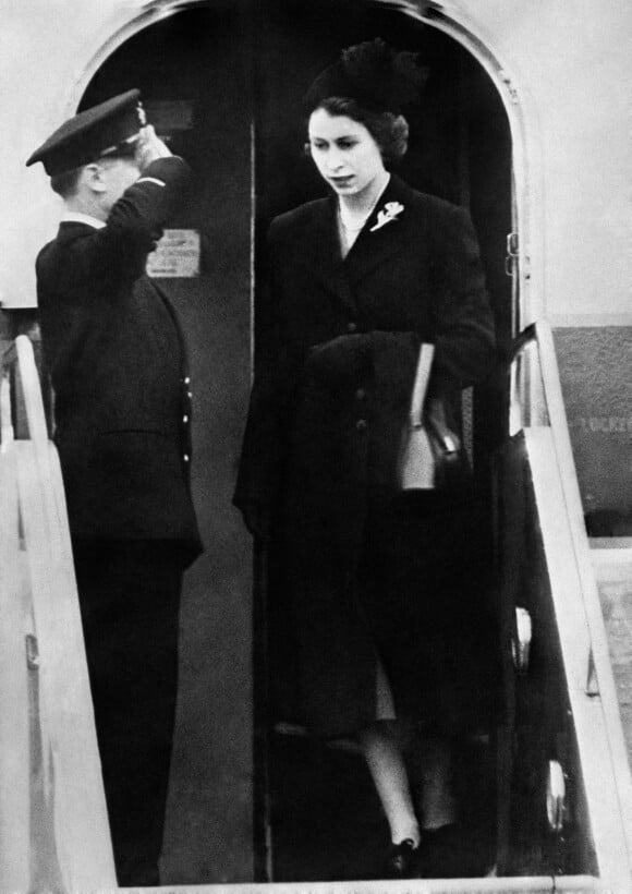 Elizabeth II à l'aéroport de Londres, lors de son retour du Kenya, après le décès de son père le roi George VI.