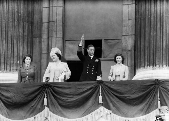La princesse Elisabeth, la reine Elizabeth, le roi George VI et la princesse Margaret au balcon de Buckingham Palace lors de la célébration du jour de la victoire de la Seconde guerre mondiale, le 8 mai 1945.