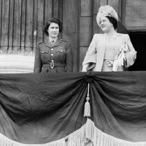 La princesse Elisabeth, la reine Elizabeth, le roi George VI et la princesse Margaret au balcon de Buckingham Palace lors de la célébration du jour de la victoire de la Seconde guerre mondiale, le 8 mai 1945.