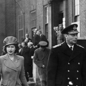 Le roi George VI, la reine Elizabeth, leur fille, la princesse Elisabeth lors de leur visite de Cardiff après les ravages de la seconde guerre mondiale, en 1941.
