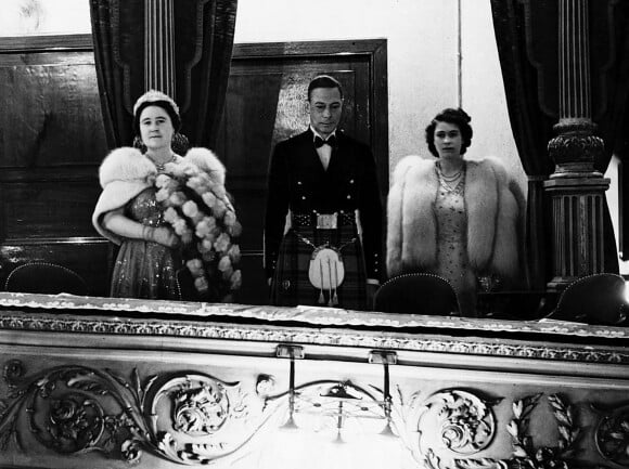 La reine Elizabeth, le roi George VI et leur fille, la princesse Elisabeth au théâtre, le 2 juillet 1946.